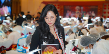 Giám khảo hạng mục chuyên nghiệp Master Nguyễn Quỳnh Thương thể hiện vai trò quan trọng trong Giải đấu phun xăm mở rộng hướng về nguồn cội 2023 