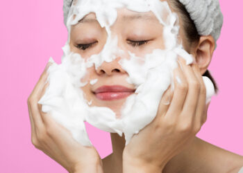 Đánh bại đốm nâu và tàn nhang với chu trình 4 bước dưỡng da đơn giản