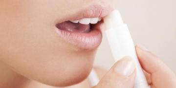 Vì sao dùng son nhiều gây thâm môi và cách khắc phục