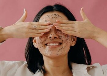 Sự khác biệt giữa tẩy da chết vật lý và hóa học