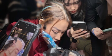 Master Kim Ngân Bùi trình diễn kỹ thuật Sợi siêu thực Sun Brows, khuấy động không khí tại Tinh Anh Việt Nam 2023