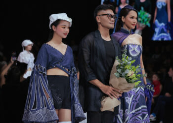 NTK Vũ Việt Hà đưa denim dệt bằng sợi gai vào tà áo dài truyền thống trong BST “Nước đầu nguồn”