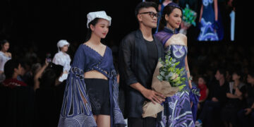 NTK Vũ Việt Hà đưa denim dệt bằng sợi gai vào tà áo dài truyền thống trong BST “Nước đầu nguồn”