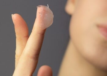 5 cách dùng vaseline chăm sóc da mùa hanh khô