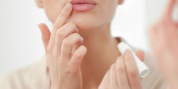 5 mẹo trị thâm môi cho chị em thường xuyên đánh son