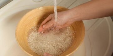 Lợi ích của việc rửa mặt bằng nước vo gạo mỗi ngày