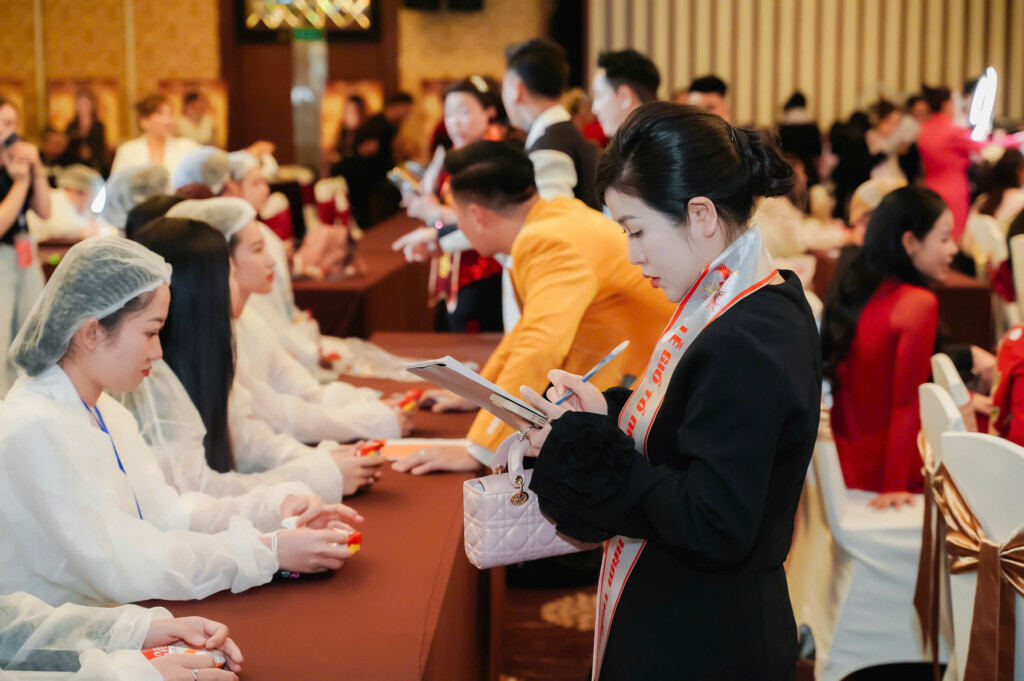 master hang coi vi giam khao uy tin va chuyen nghiep tai giai dau phun xam mo rong huong ve nguon coi mua 4 4