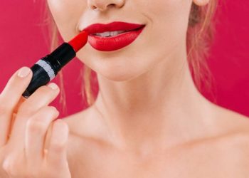 Cách chọn son môi đẹp và an toàn